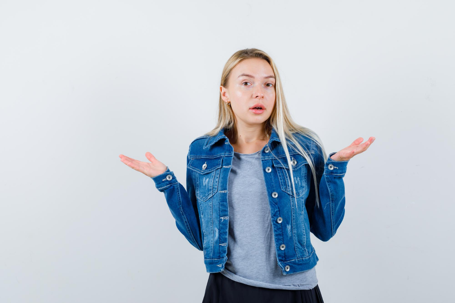 Μία γυναίκα σηκώνει τους ώμους της | Πηγή: Freepik