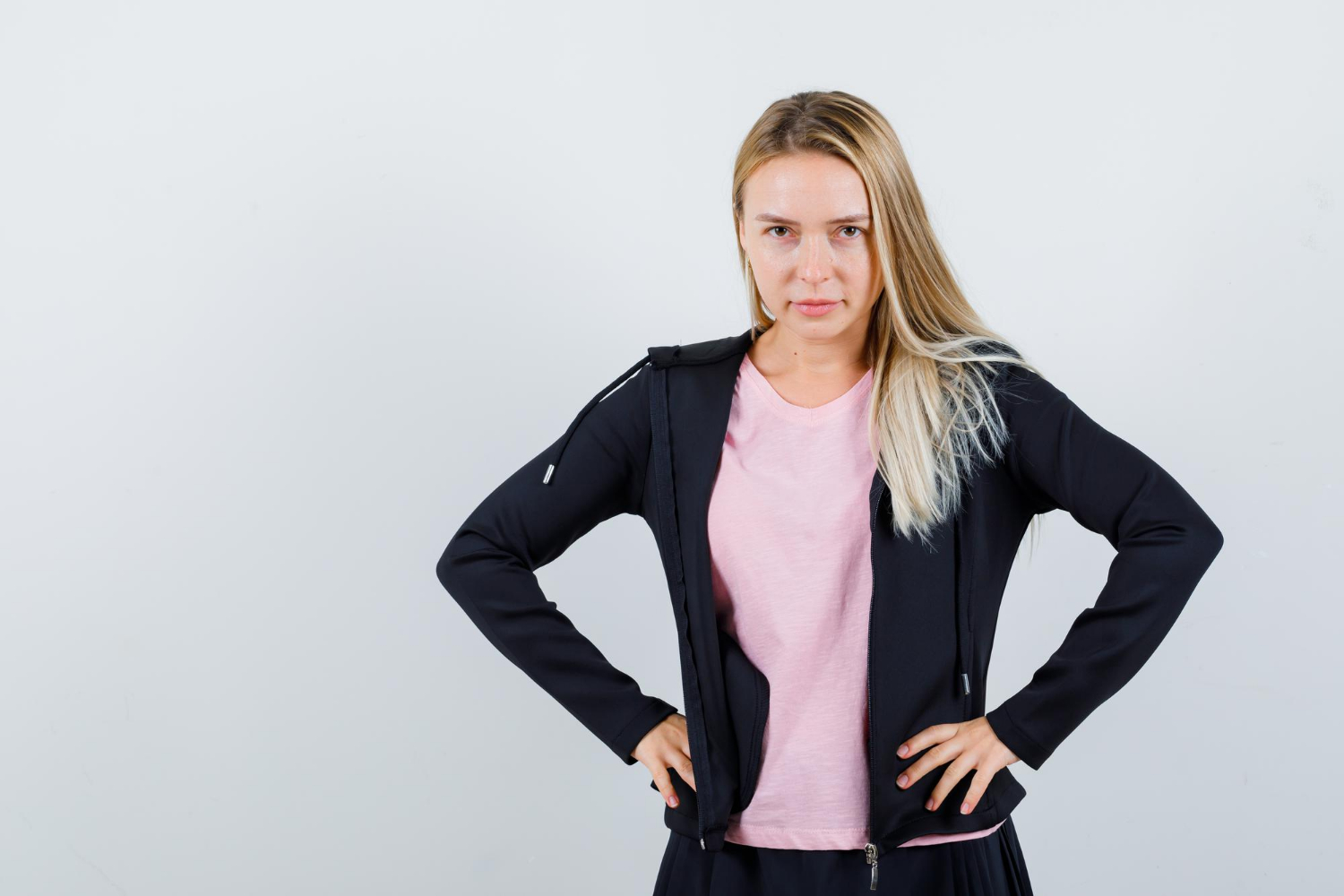 Μια γυναίκα με τα χέρια στη μέση | Πηγή: Freepik