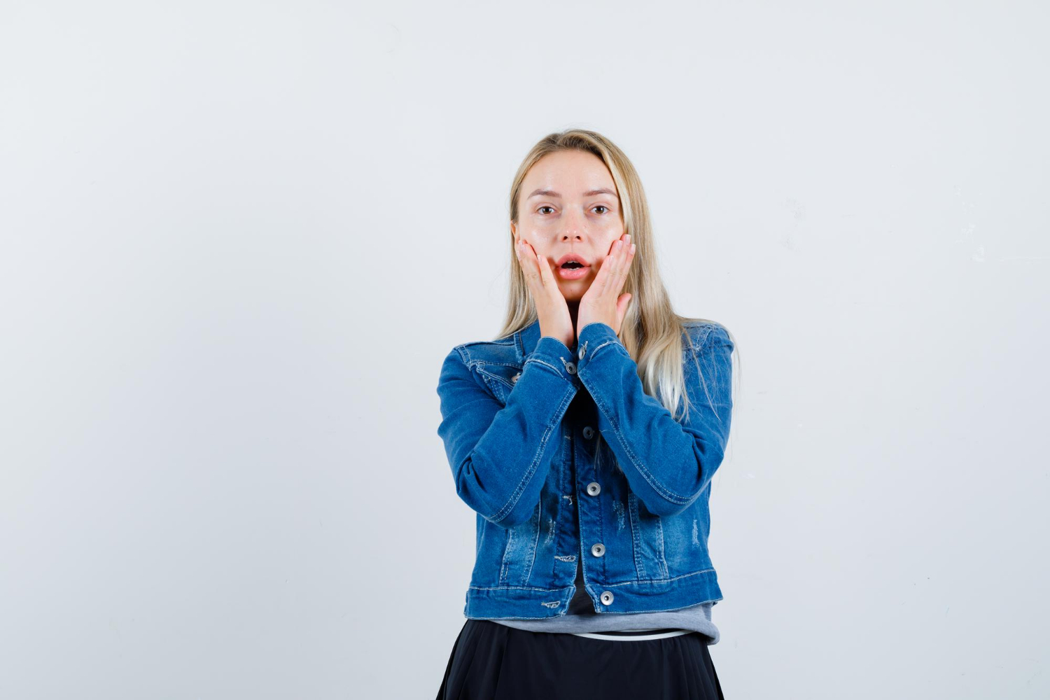 Μια γυναίκα σοκαρισμένη | Πηγή: Freepik